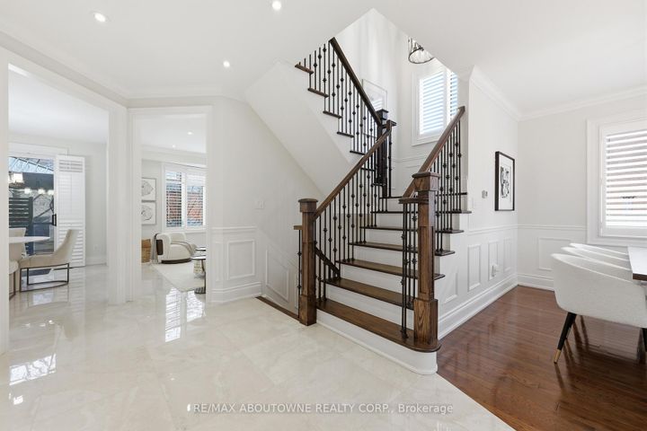 Photo 22 at 2225 Glazebrook Circle, WM Westmount, Oakville