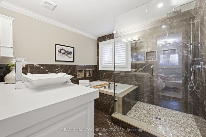 Photo 25 at 2225 Glazebrook Circle, WM Westmount, Oakville