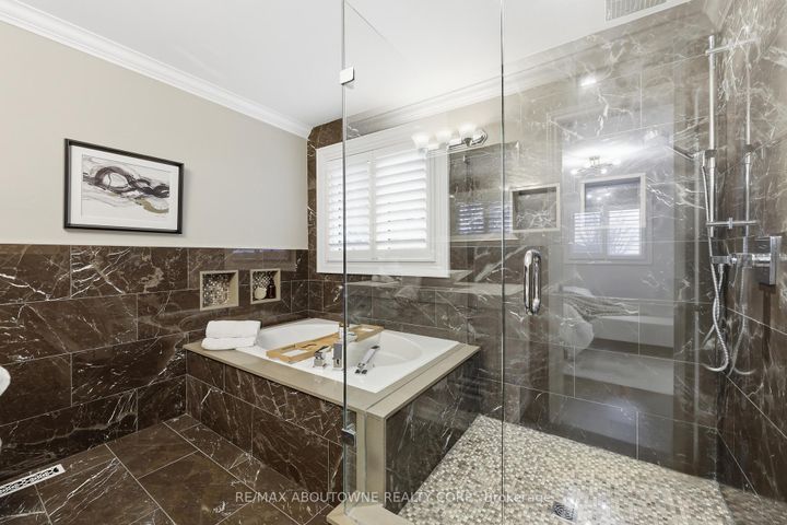 Photo 26 at 2225 Glazebrook Circle, WM Westmount, Oakville