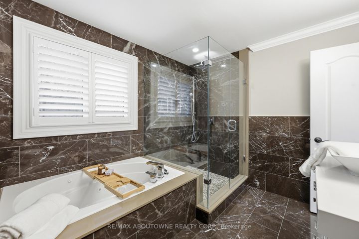 Photo 27 at 2225 Glazebrook Circle, WM Westmount, Oakville