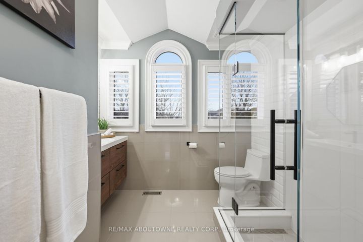 Photo 29 at 2225 Glazebrook Circle, WM Westmount, Oakville