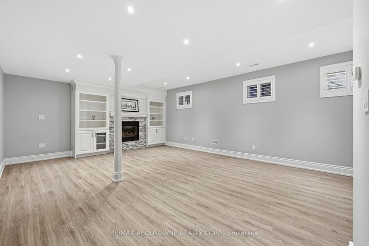 Photo 37 at 2225 Glazebrook Circle, WM Westmount, Oakville