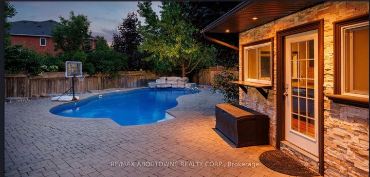 Photo 42 at 2225 Glazebrook Circle, WM Westmount, Oakville