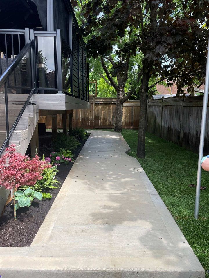 Photo 43 at 2225 Glazebrook Circle, WM Westmount, Oakville