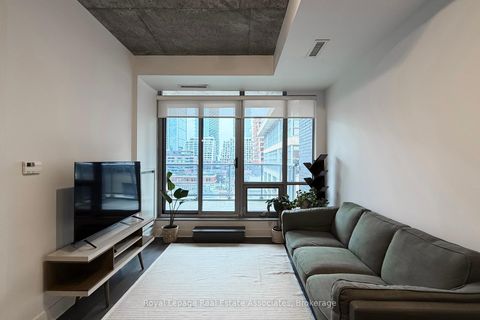 Photo 11 at 814 - 399 Adelaide Street W, Waterfront Communities C1, Toronto