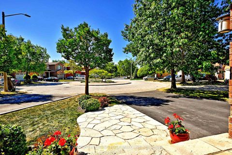 Photo 3 at 34 Pandora Court, Devonsleigh, Richmond Hill