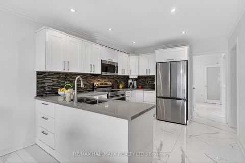 Photo 7 at 33 Topaz Court, Maple, Vaughan