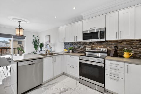 Photo 9 at 33 Topaz Court, Maple, Vaughan