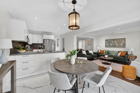 Photo 11 at 33 Topaz Court, Maple, Vaughan