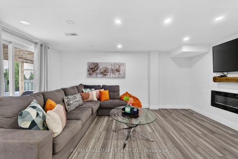 Photo 36 at 33 Topaz Court, Maple, Vaughan