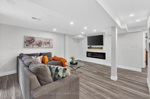 Photo 37 at 33 Topaz Court, Maple, Vaughan