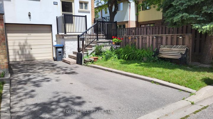 Photo 2 at 104 - 104 Baronwood Court, Brampton North, Brampton