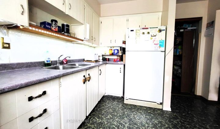 Photo 6 at 104 - 104 Baronwood Court, Brampton North, Brampton