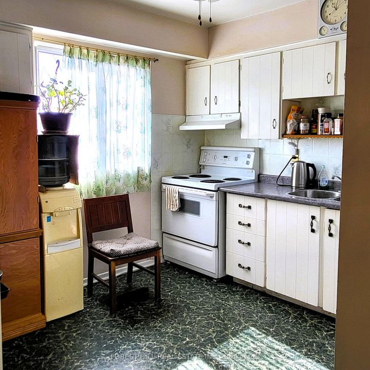 Photo 7 at 104 - 104 Baronwood Court, Brampton North, Brampton