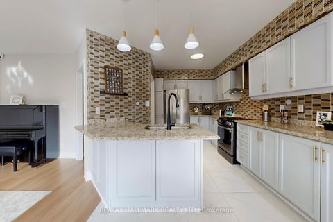 Photo 10 at 17 Durango Drive, Westbrook, Richmond Hill