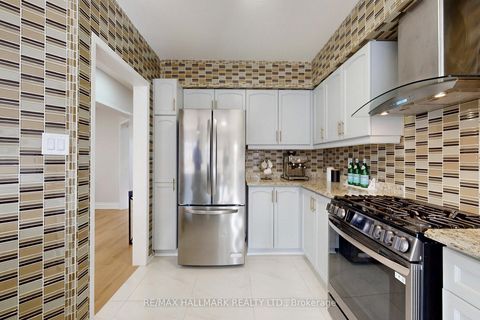 Photo 12 at 17 Durango Drive, Westbrook, Richmond Hill