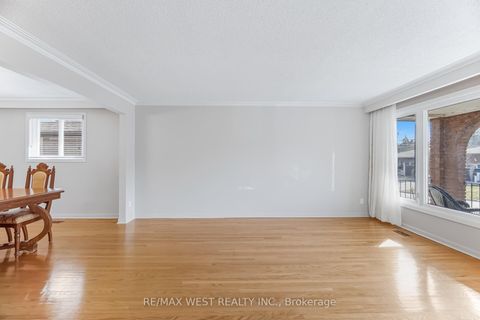 Photo 4 at 6 Disan Court, Beaumonde Heights, Toronto