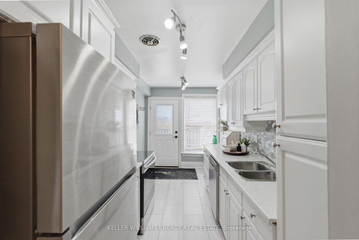 Photo 12 at 12 - 33 Taunton Road E, Centennial, Oshawa