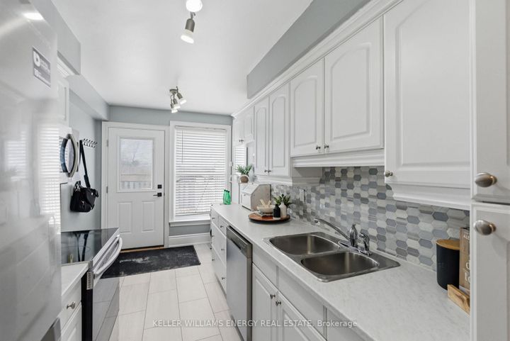 Photo 13 at 12 - 33 Taunton Road E, Centennial, Oshawa