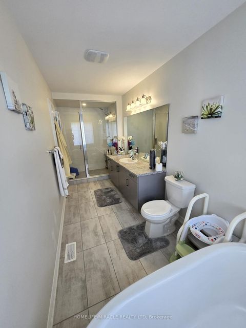 Photo 18 at 296 Okanagan Path, Donevan, Oshawa