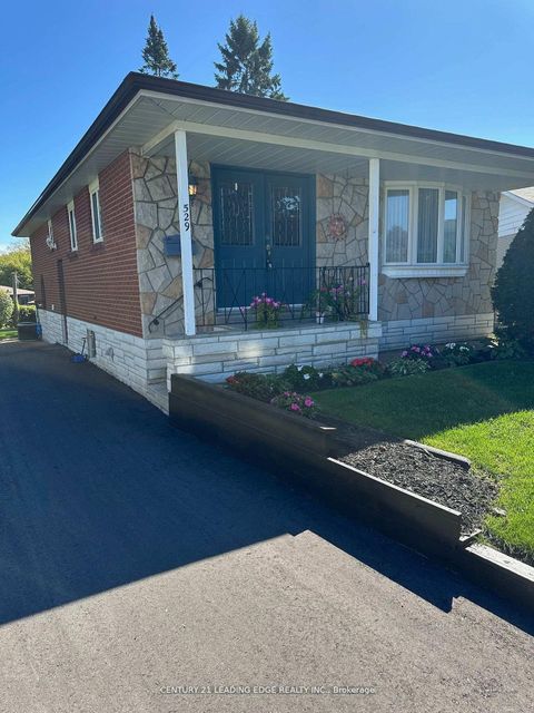 Photo 3 at 529 Carman Court, Donevan, Oshawa