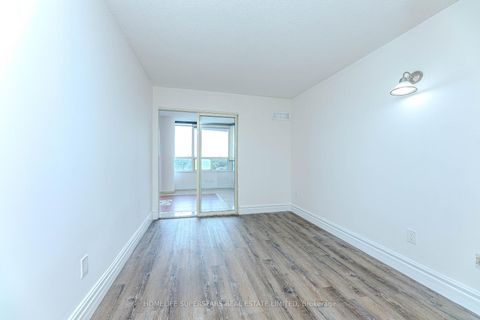 Photo 11 at 1005 - 7 Townsgate Drive, Yorkhill, Vaughan