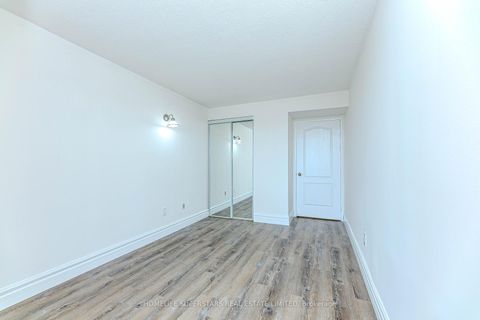 Photo 12 at 1005 - 7 Townsgate Drive, Yorkhill, Vaughan