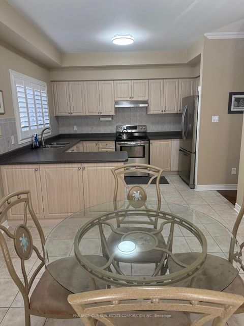 Photo 3 at 7 - 10719 Bathurst Street, Mill Pond, Richmond Hill