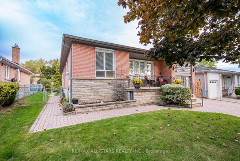 Photo 2 at 36 Midcroft Drive, Malvern West, Toronto
