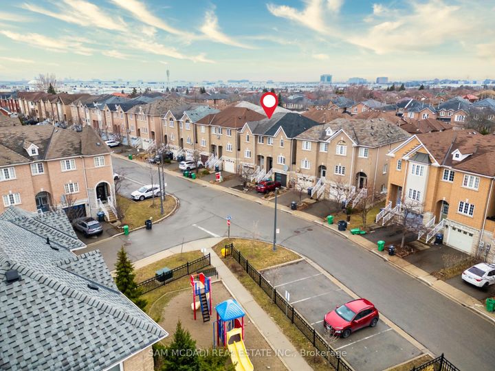 Photo 3 at 5783 Tiz Road, Hurontario, Mississauga