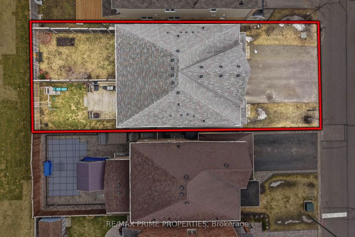 Photo 3 at 157 Meadowhawk Trail, Bradford, Bradford West Gwillimbury