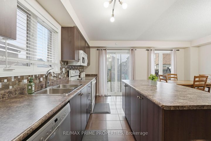 Photo 9 at 157 Meadowhawk Trail, Bradford, Bradford West Gwillimbury