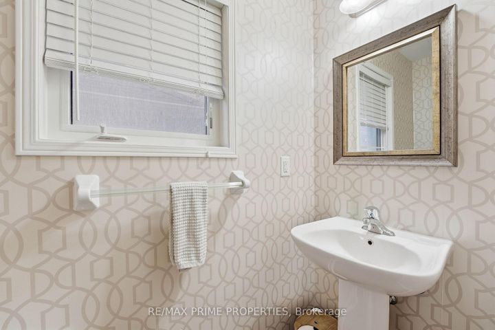 Photo 10 at 157 Meadowhawk Trail, Bradford, Bradford West Gwillimbury