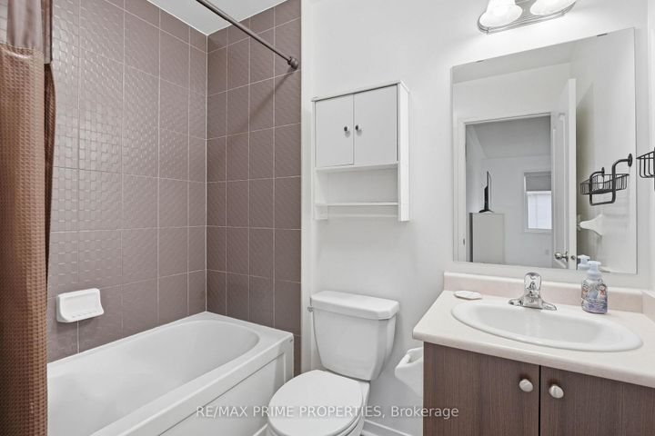 Photo 14 at 157 Meadowhawk Trail, Bradford, Bradford West Gwillimbury