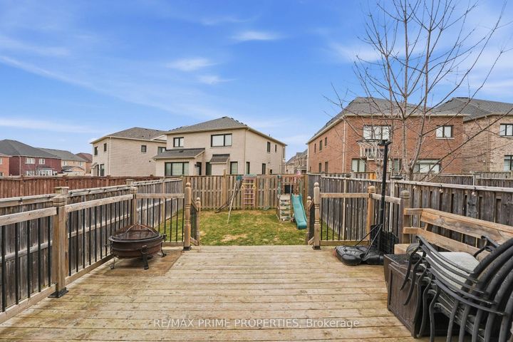 Photo 22 at 157 Meadowhawk Trail, Bradford, Bradford West Gwillimbury