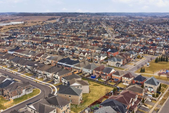 Photo 26 at 157 Meadowhawk Trail, Bradford, Bradford West Gwillimbury