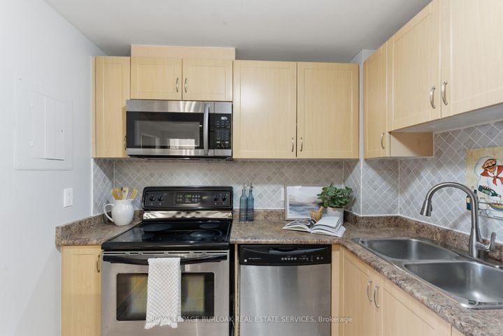 Photo 4 at 312 - 6720 Glen Erin Drive, Meadowvale, Mississauga