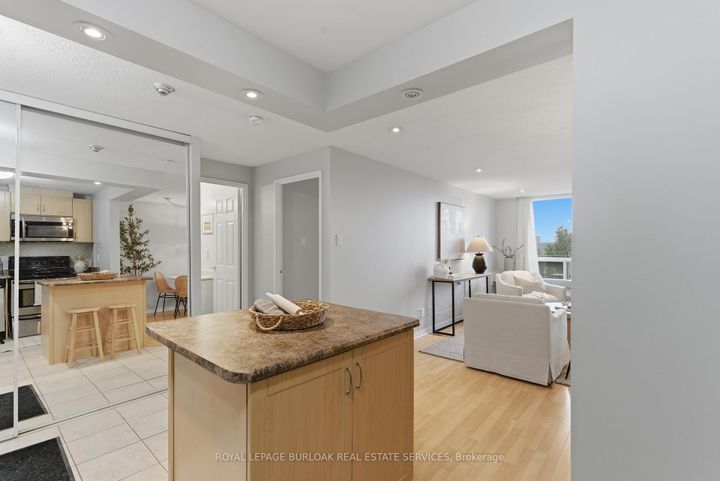 Photo 5 at 312 - 6720 Glen Erin Drive, Meadowvale, Mississauga