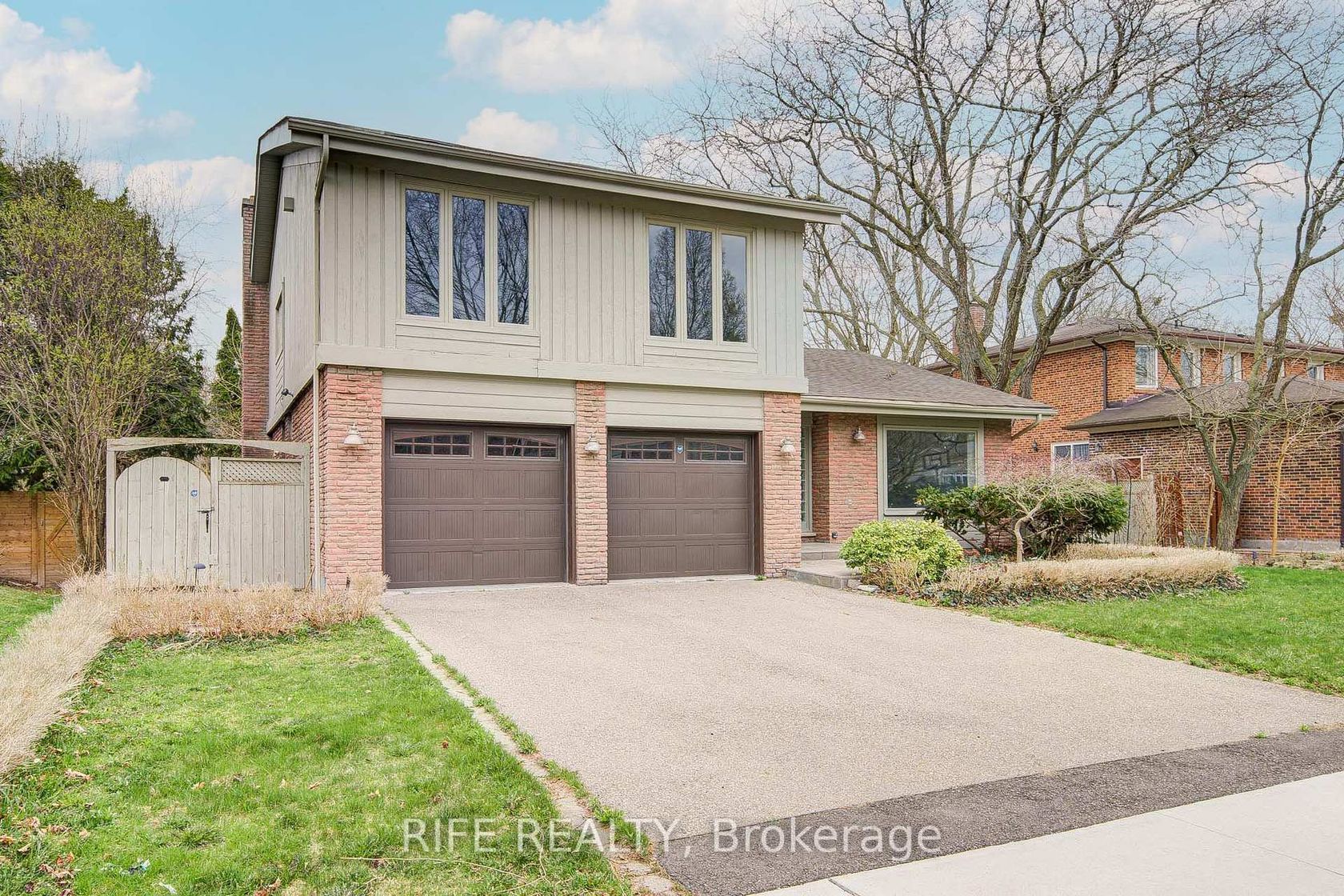 17 Bramble Drive, Don Mills, Toronto by Loree Meneguzzi Real Estate 17 Bramble Drive, Don Mills, Toronto