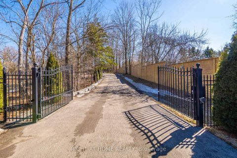 Photo 1 at 661 Wellington Street W, Aurora Highlands, Aurora