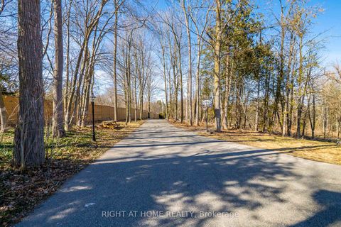 Photo 2 at 661 Wellington Street W, Aurora Highlands, Aurora