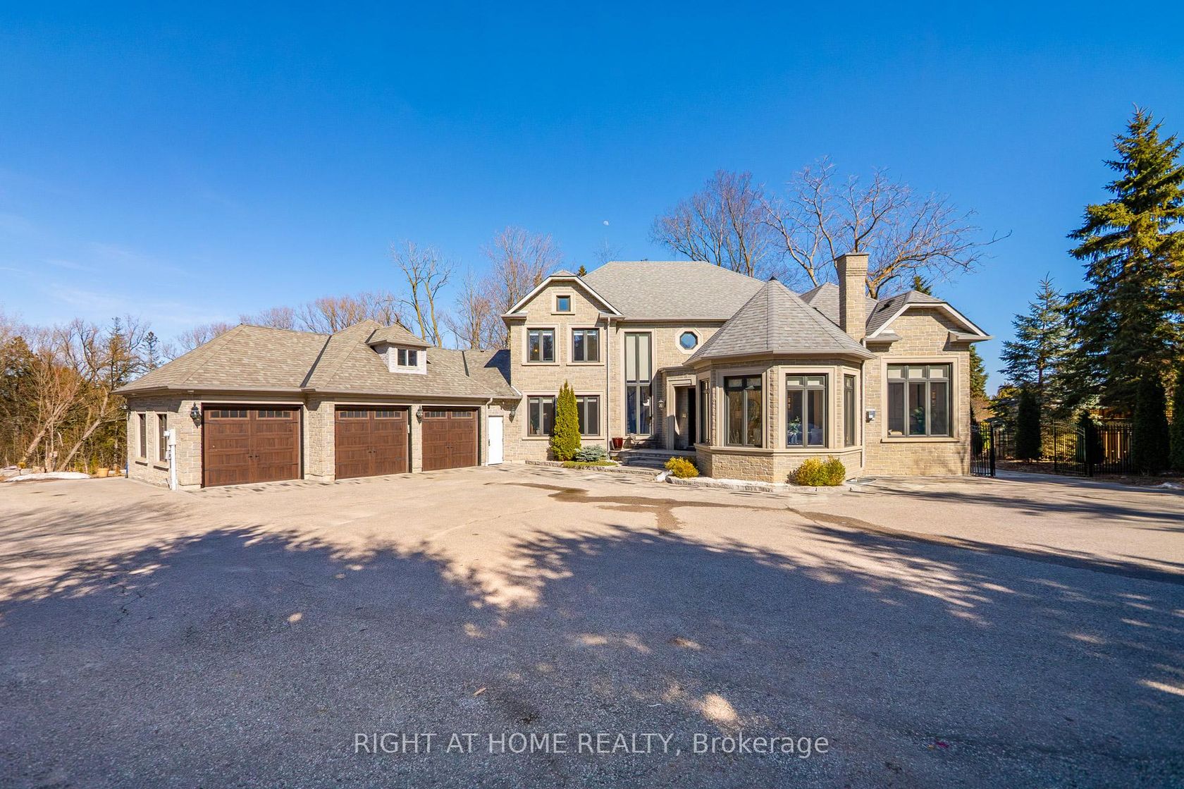 661 Wellington Street W, Aurora Highlands, Aurora by Loree Meneguzzi Real Estate 661 Wellington Street W, Aurora Highlands, Aurora