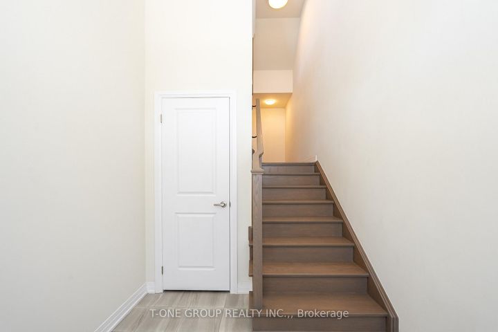 Photo 3 at 8 Seine Lane, Rural Richmond Hill, Richmond Hill