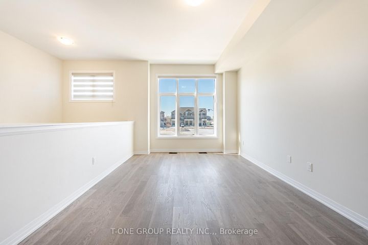 Photo 4 at 8 Seine Lane, Rural Richmond Hill, Richmond Hill