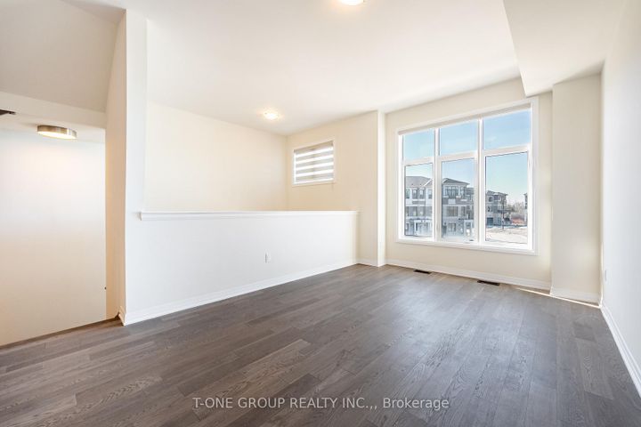 Photo 5 at 8 Seine Lane, Rural Richmond Hill, Richmond Hill