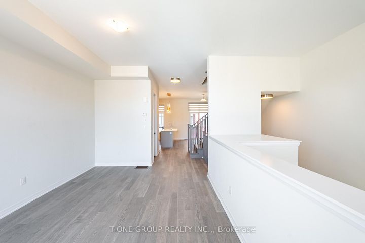 Photo 7 at 8 Seine Lane, Rural Richmond Hill, Richmond Hill