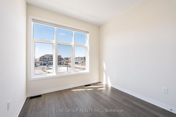 Photo 22 at 8 Seine Lane, Rural Richmond Hill, Richmond Hill