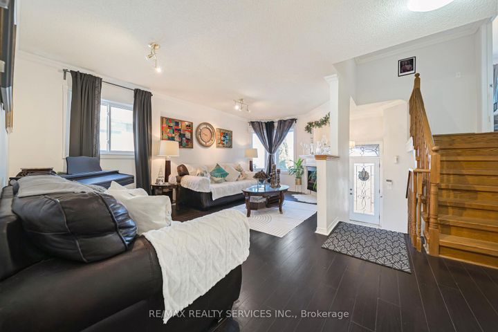 Photo 4 at 27 Suncrest Drive, Brampton West, Brampton