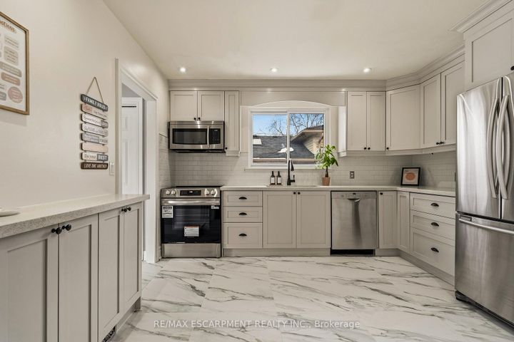 Photo 3 at 777 Hillcrest Road, West Shore, Pickering