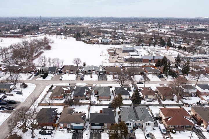 Photo 33 at 777 Hillcrest Road, West Shore, Pickering